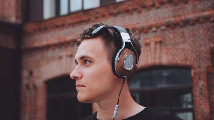 Jak monetyzować swoją muzykę i efekty dźwiękowe stworzone przez AI (Suno, Udio, Beatoven)? Poradnik dla twórców