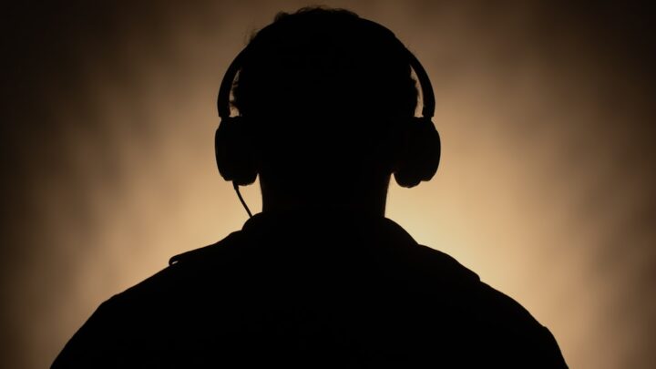 Udio vs. Suno: Które narzędzie AI lepiej sprawdzi się do tworzenia muzyki do podcastów?