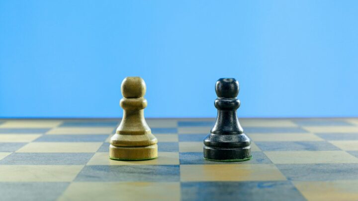 Claude AI vs ChatGPT: Który chatbot lepiej radzi sobie z kreatywnym pisaniem?