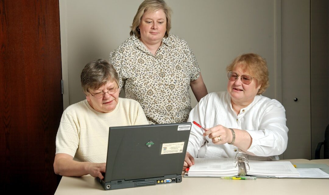 Zrozumieć i unikać stronniczości w AI: Jak odpowiedzialnie korzystać z narzędzi takich jak ChatGPT i Gemini?