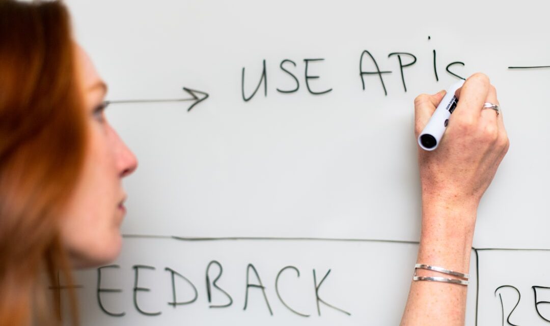 AI w analizie feedbacku klientów: Jak ChatGPT i Claude AI pomagają w szybkim przetwarzaniu opinii, recenzji i zgłoszeń serwisowych?