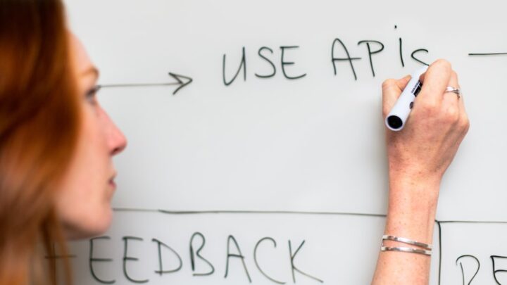 AI w analizie feedbacku klientów: Jak ChatGPT i Claude AI pomagają w szybkim przetwarzaniu opinii, recenzji i zgłoszeń serwisowych?