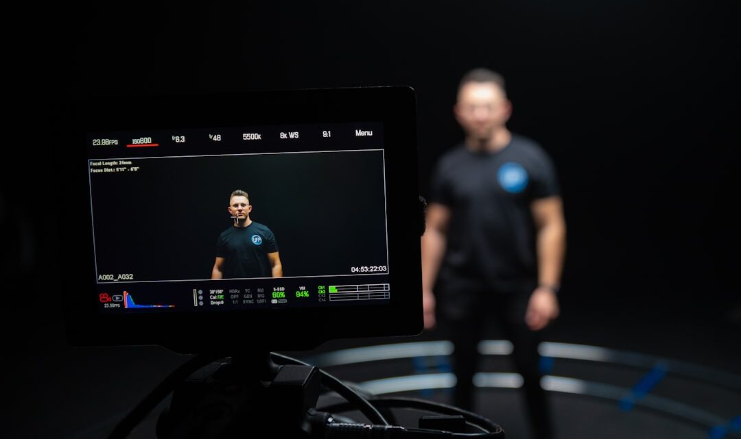 AI w syntezie wideo z tekstu: Jak tworzyć profesjonalne nagrania z cyfrowymi awatarami (np. z Synthesia, HeyGen) w kilka minut?