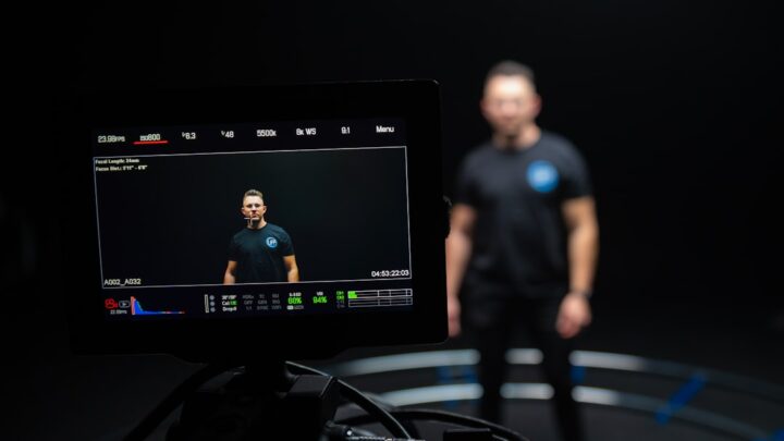 AI w syntezie wideo z tekstu: Jak tworzyć profesjonalne nagrania z cyfrowymi awatarami (np. z Synthesia, HeyGen) w kilka minut?