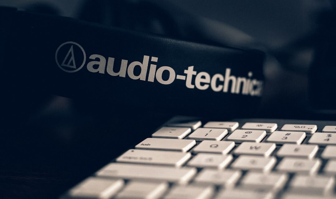 AI w transkrypcji trudnych nagrań audio: Jak ElevenLabs i inne narzędzia radzą sobie ze szumami i akcentami?