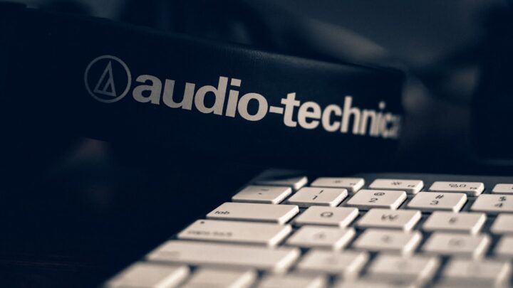 AI w transkrypcji trudnych nagrań audio: Jak ElevenLabs i inne narzędzia radzą sobie ze szumami i akcentami?