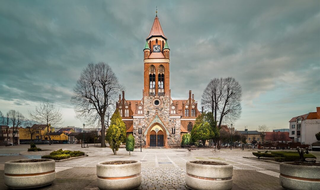 AI w tworzeniu angażujących kursów e-learningowych o specyfice polskiego rynku pracy: Jak dostosować treści do potrzeb firm i pracowników?