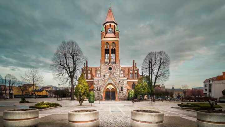 AI w tworzeniu angażujących kursów e-learningowych o specyfice polskiego rynku pracy: Jak dostosować treści do potrzeb firm i pracowników?