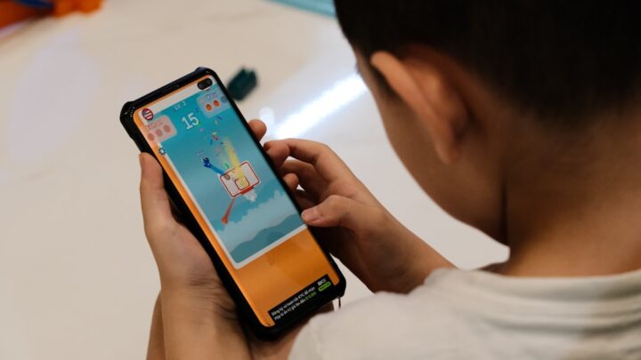 AI w tworzeniu personalizowanych gier mobilnych i aplikacji edukacyjnych: Od pomysłu po prototyp z inteligentnym feedbackiem