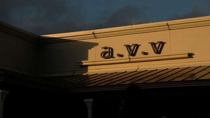 AI w tworzeniu profesjonalnych CV dla branż kreatywnych: Jak podkreślić portfolio i umiejętności wizualne za pomocą modeli językowych