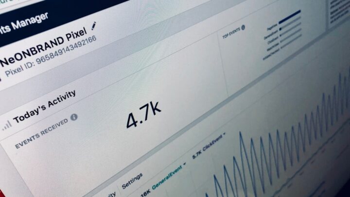 AI w zarządzaniu reputacją online: Jak monitorować wzmianki o marce i reagować na kryzysy za pomocą narzędzi AI