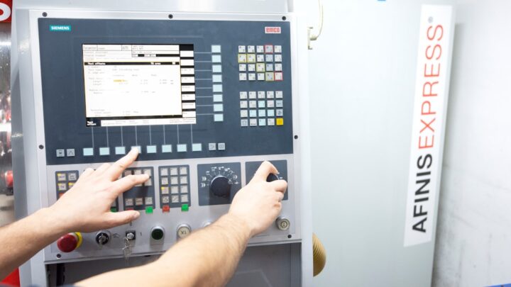 Automatyzacja kontroli jakości treści generowanych przez AI: Jak monitorować i oceniać spójność oraz poprawność odpowiedzi ChatGPT, Claude i Gemini w Twoich workflowach?