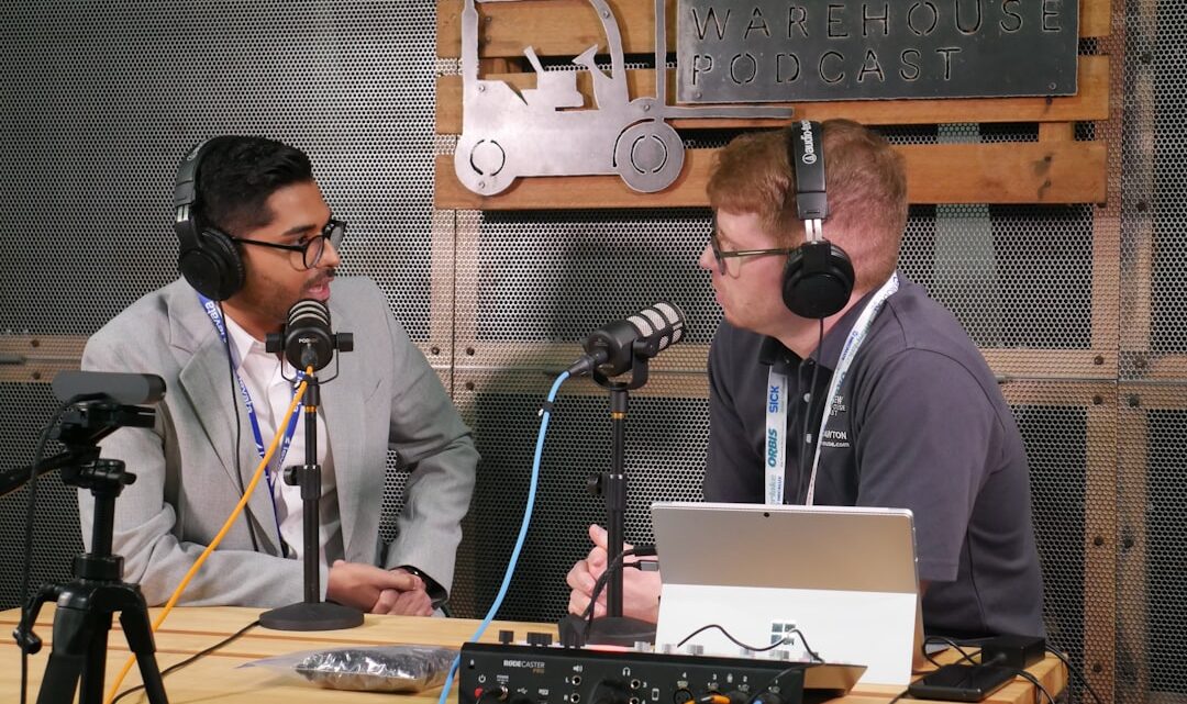 Automatyzacja tworzenia streszczeń z podcastów i wideokonferencji z Claude AI i Gemini: Praktyczny przewodnik po transkrypcji i podsumowaniu