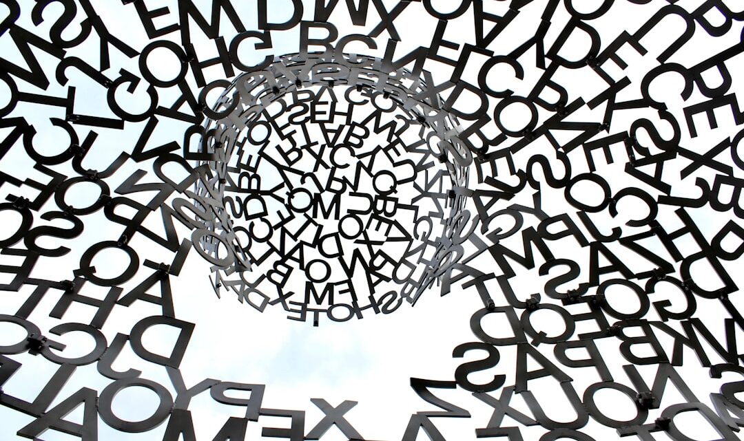 Dlaczego ChatGPT/Gemini daje błędne fakty (halucynacje) i jak to naprawić? Strategie weryfikacji informacji.