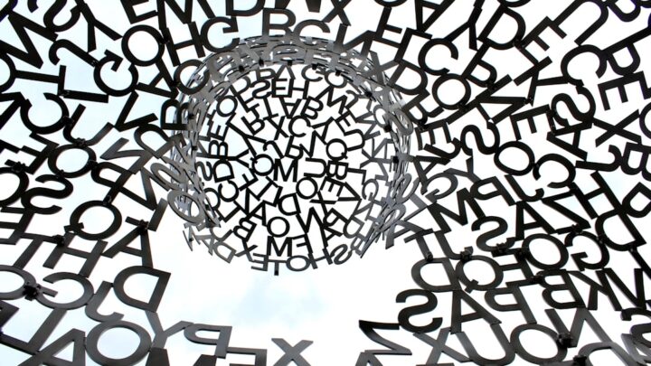 Dlaczego ChatGPT/Gemini daje błędne fakty (halucynacje) i jak to naprawić? Strategie weryfikacji informacji.