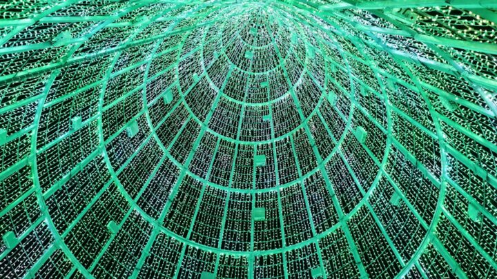 Ekologiczny odcisk AI: Jak świadomie korzystać z ChatGPT, Gemini i innych narzędzi, aby zmniejszyć zużycie energii?