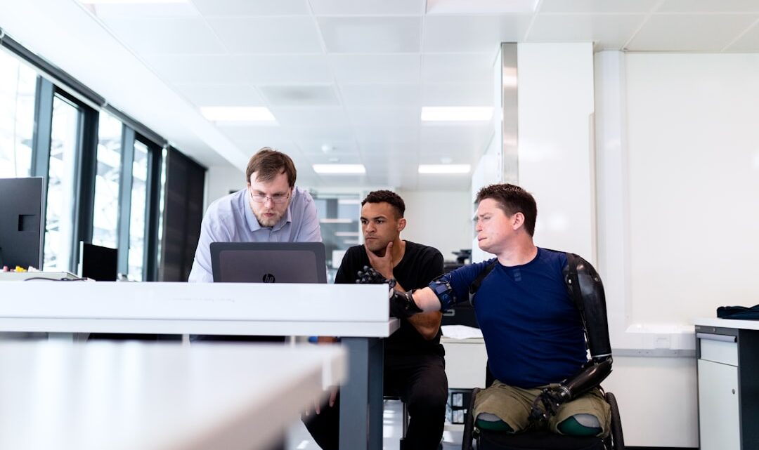 Jak AI może wspierać osoby z niepełnosprawnościami w codziennym życiu i pracy? Przegląd narzędzi (ElevenLabs, Vision AI, agent AI)