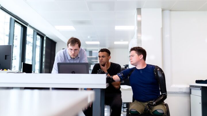 Jak AI może wspierać osoby z niepełnosprawnościami w codziennym życiu i pracy? Przegląd narzędzi (ElevenLabs, Vision AI, agent AI)