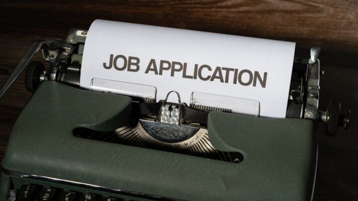 Jak przygotować CV, aby przeszło przez filtry AI? Optymalizacja dokumentów dla rekruterów korzystających z AI