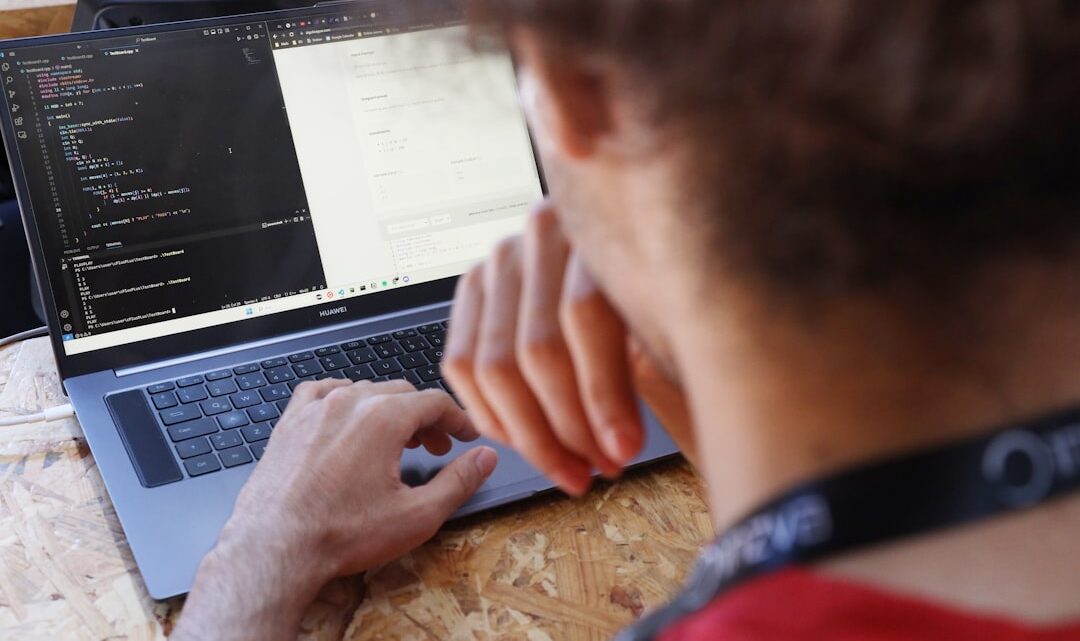 Prompt engineering dla twórców kodu: Jak pisać efektywne polecenia dla AI (ChatGPT, Gemini) do generowania i debugowania kodu.