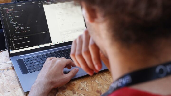 Prompt engineering dla twórców kodu: Jak pisać efektywne polecenia dla AI (ChatGPT, Gemini) do generowania i debugowania kodu.