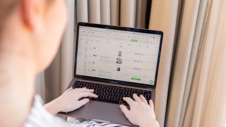 Tworzenie chatbotów z możliwością rozumienia mowy naturalnej (NLU) dla małych firm: Praktyczny przewodnik po narzędziach no-code i podstawach technicznych