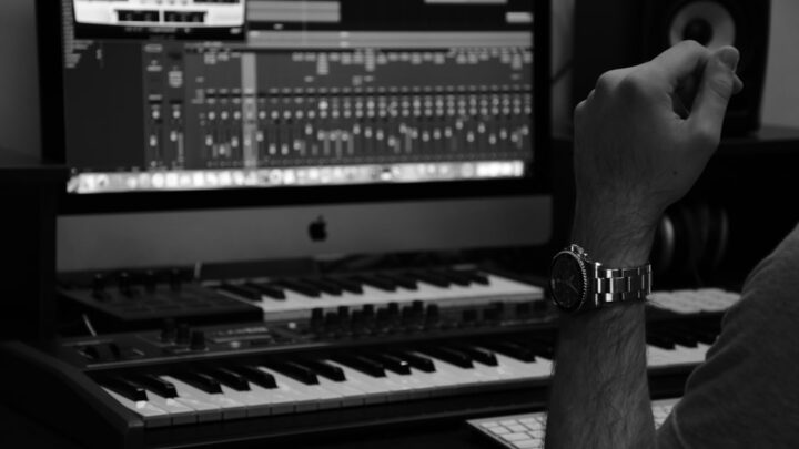 Tworzenie muzyki z AI: Porównanie Beatoven, Suno i Udio. Jak skomponować ścieżkę dźwiękową do podcastu lub wideo?