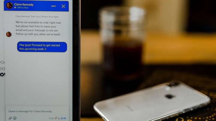 AI jako osobisty trener mentalny: Jak zbudować chatbota wspierającego zdrowie psychiczne i zarządzanie stresem (z ChatGPT, Claude AI, Gemini)?