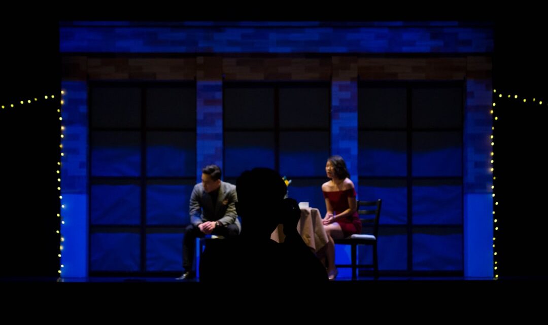 AI jako współautor dialogów i scenariuszy filmowych/teatralnych: Jak ChatGPT i Claude AI pomogą w pisaniu naturalnych rozmów i budowaniu napięcia fabularnego?