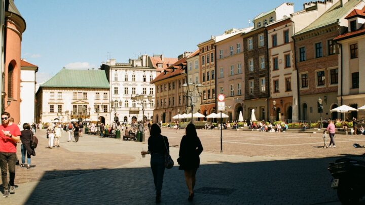 AI w optymalizacji codziennych tras i dojazdów w polskich miastach (np. unikanie korków, wybór transportu publicznego) z Gemini i narzędziami mapowymi