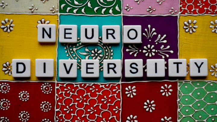 AI w wspieraniu osób z dysleksją i ADHD: Narzędzia AI (ChatGPT, ElevenLabs, Vision AI) do ułatwiania czytania, pisania i organizacji.