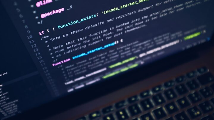 Jak AI może pomóc w szybkim debugowaniu i optymalizacji kodu aplikacji webowych i mobilnych?