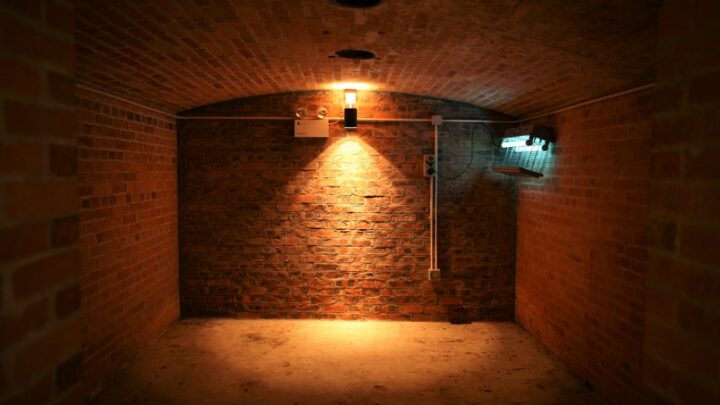 Jak AI może pomóc w tworzeniu i testowaniu scenariuszy dla Escape Roomów i gier detektywistycznych? (ChatGPT, Claude AI)