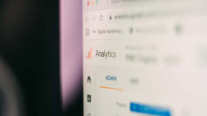 Jak audytować dane treningowe modeli AI pod kątem uprzedzeń (bias) i etyki przed wdrożeniem systemu w firmie? Praktyczny przewodnik dla polskich przedsiębiorstw.
