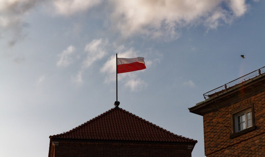 Jak stworzyć interaktywną symulację historyczną z AI (ChatGPT, DALL-E) do nauki historii Polski dla młodzieży?