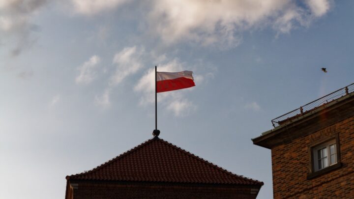 Jak stworzyć interaktywną symulację historyczną z AI (ChatGPT, DALL-E) do nauki historii Polski dla młodzieży?