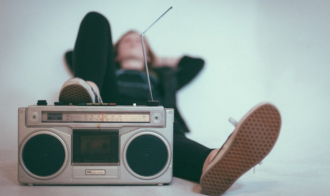 Jak wykorzystać Beatoven.ai, Suno i Udio do tworzenia spersonalizowanych dżingli i podkładów muzycznych do reklam radiowych i podcastów w Polsce?