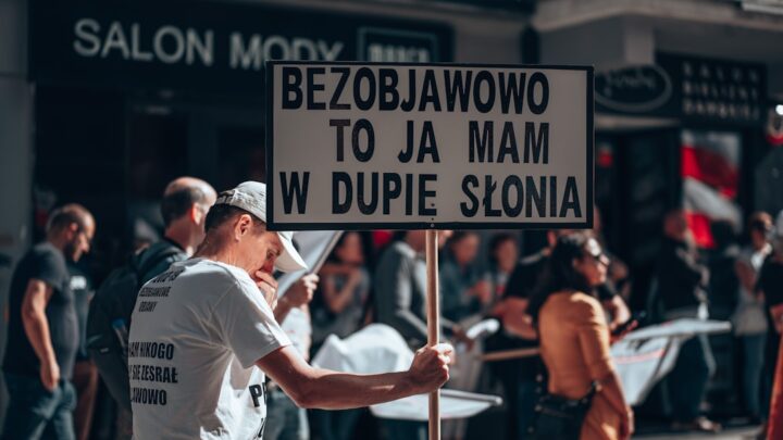 Naprawa problemów z tłumaczeniem AI (ElevenLabs, Gemini) w kontekście żartów, idiomów i slangu lokalnego w Polsce: Jak osiągnąć naturalność i uniknąć dosłowności?