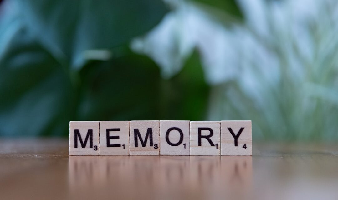 Rozwiązywanie problemów z 'długą pamięcią’ (long-context window) w zaawansowanych modelach AI (np. Claude 3, Gemini 1.5): Jak efektywnie zarządzać historią konwersacji w dużych projektach?