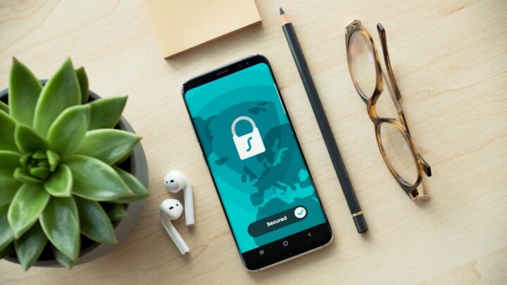 Tworzenie i wykorzystanie własnych, całkowicie prywatnych modeli AI na urządzeniach mobilnych (edge AI): Jak działać offline i chronić dane na smartfonie z lokalnymi LLM-ami?