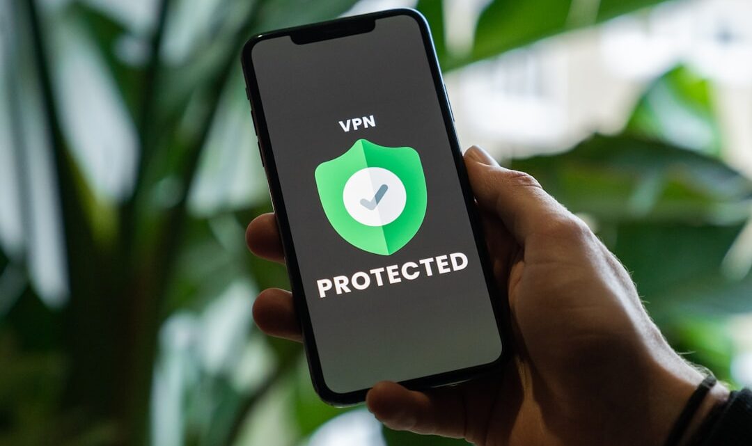 Zaawansowane techniki maskowania promptów (prompt hiding) w aplikacjach AI: Jak chronić własne instrukcje przed inżynierią wsteczną i wyciekiem w Custom GPTs i Agentach AI?