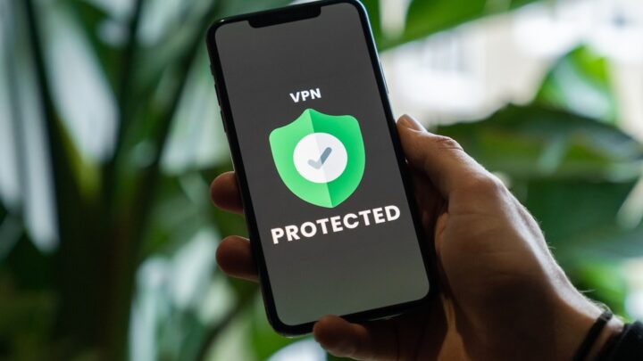 Zaawansowane techniki maskowania promptów (prompt hiding) w aplikacjach AI: Jak chronić własne instrukcje przed inżynierią wsteczną i wyciekiem w Custom GPTs i Agentach AI?