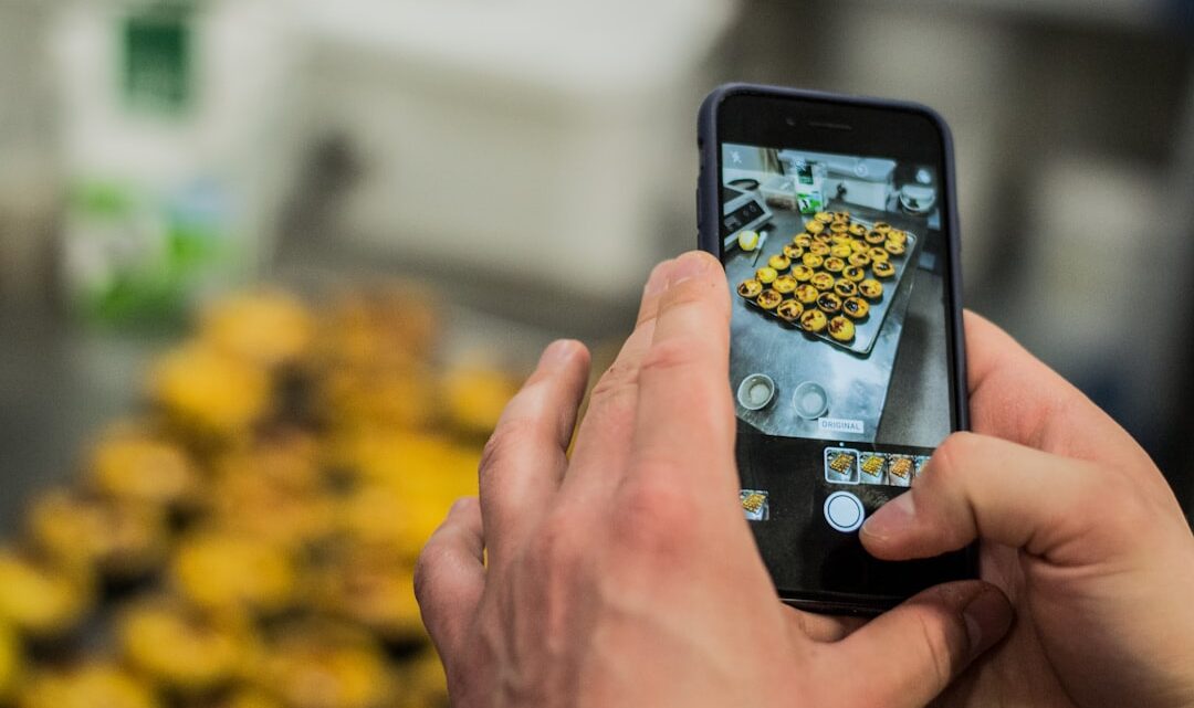 AI Vision w kontroli jakości produktów spożywczych: Jak kamery z AI (np. z integracją Gemini Vision) mogą automatycznie wykrywać wady, uszkodzenia i niezgodności w procesie produkcyjnym (dla polskich firm).