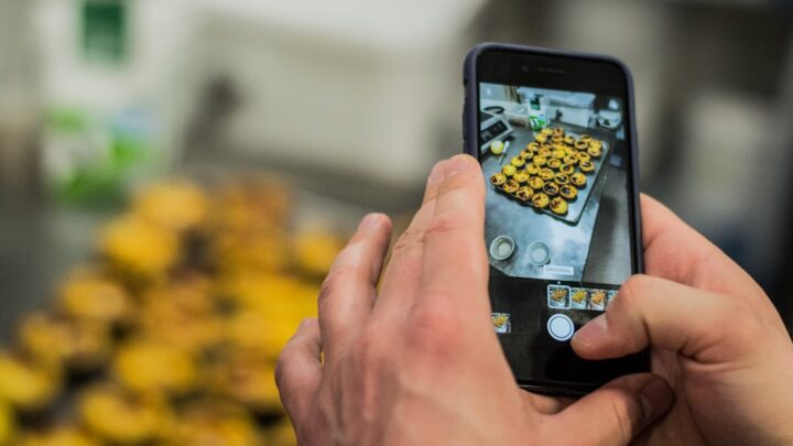 AI Vision w kontroli jakości produktów spożywczych: Jak kamery z AI (np. z integracją Gemini Vision) mogą automatycznie wykrywać wady, uszkodzenia i niezgodności w procesie produkcyjnym (dla polskich firm).