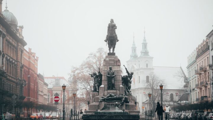 AI w tworzeniu dynamicznych i spersonalizowanych audiobooków historycznych o Polsce dla dorosłych: Jak ElevenLabs, ChatGPT i Claude AI generują angażujące narracje zgodne z faktami?