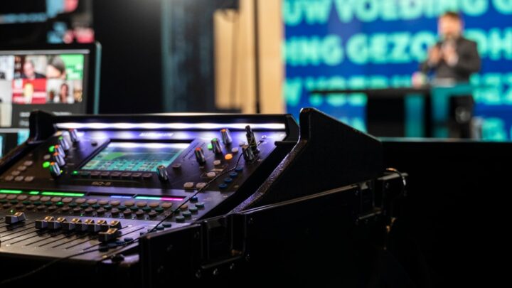 ElevenLabs dla live streamingów i prezentacji: Jak używać syntezy mowy AI do generowania komentarzy na żywo i dynamicznych narracji?