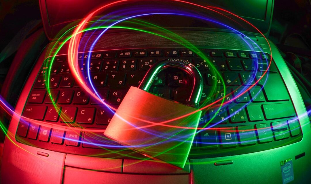 Jak AI (ChatGPT, Claude, Gemini) może pomóc w identyfikacji i obronie przed zaawansowanymi atakami socjotechnicznymi (np. phishing bazujący na deepfake’ach głosu, AI-generowane wiadomości oszukańcze)?