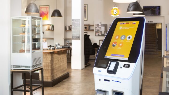 Jak używać AI do personalizacji interakcji z klientami offline? Implementacja ChatGPT i Gemini w kioskach samoobsługowych i punktach informacyjnych.