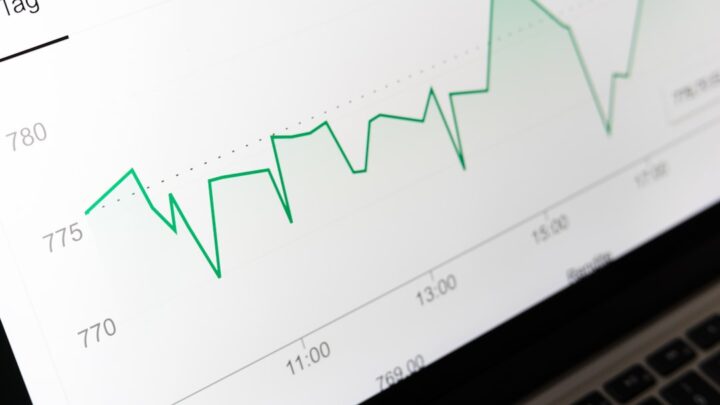 Jak wykorzystać AI (ChatGPT Vision, Gemini Vision) do analizy i syntezy danych z wykresów, tabel i infografik w raportach biznesowych?