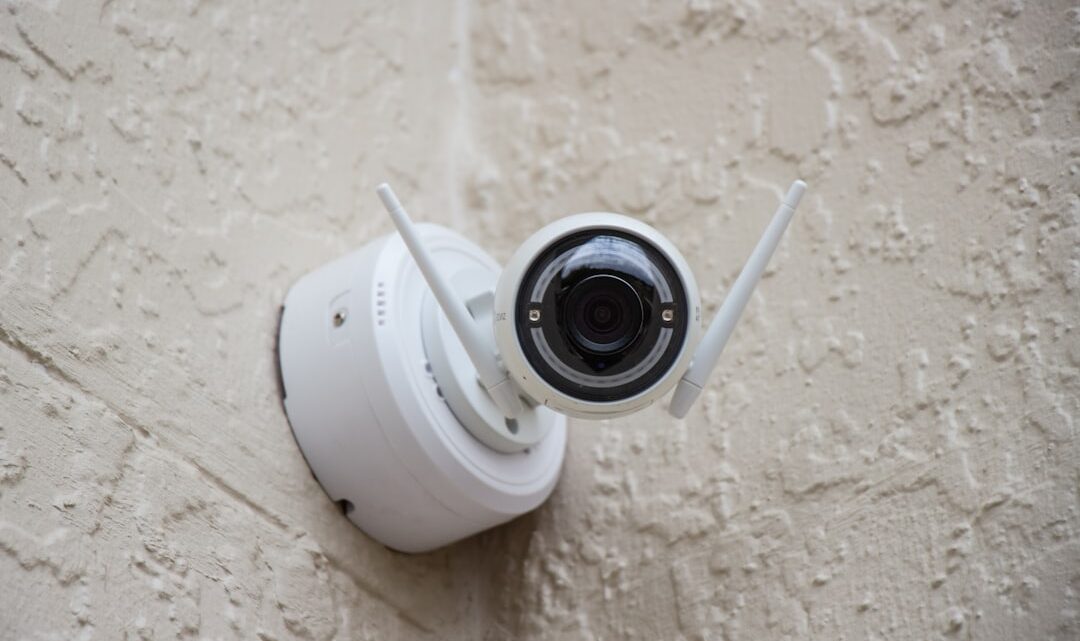 Jak wykorzystać AI Vision (np. poprzez kamery IP z integracją Gemini Vision) do monitorowania bezpieczeństwa domu i wczesnego wykrywania intruzów lub nietypowych zdarzeń?